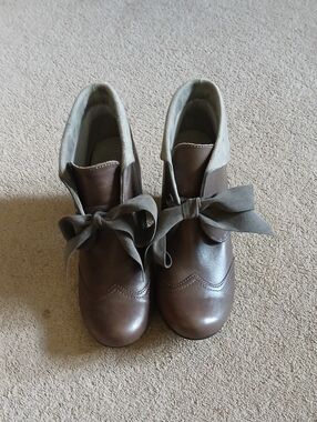 Hush Puppies Brownwith Lught Grey Cuff Leather Bow Ankle Booties